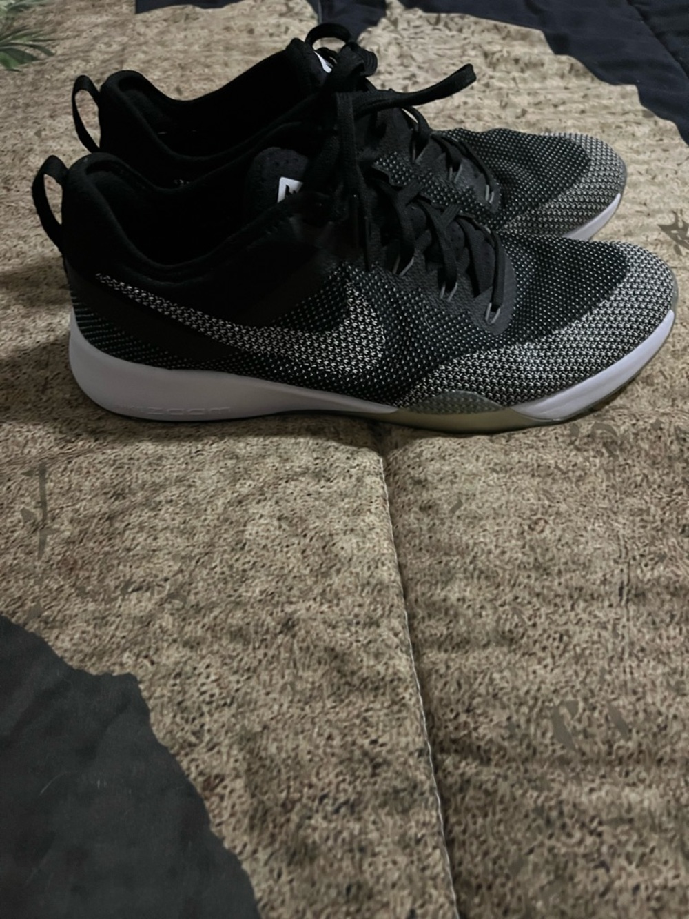 EUC WOMENS NIKE ZOOM BLACK AND GRAY SIZE 8